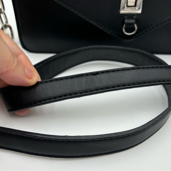 DREAM CONTROL New York Chain Strap Crossbody - Picture 10 of 15